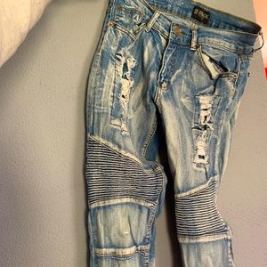 Men’s ripped skinny jeans 🌚